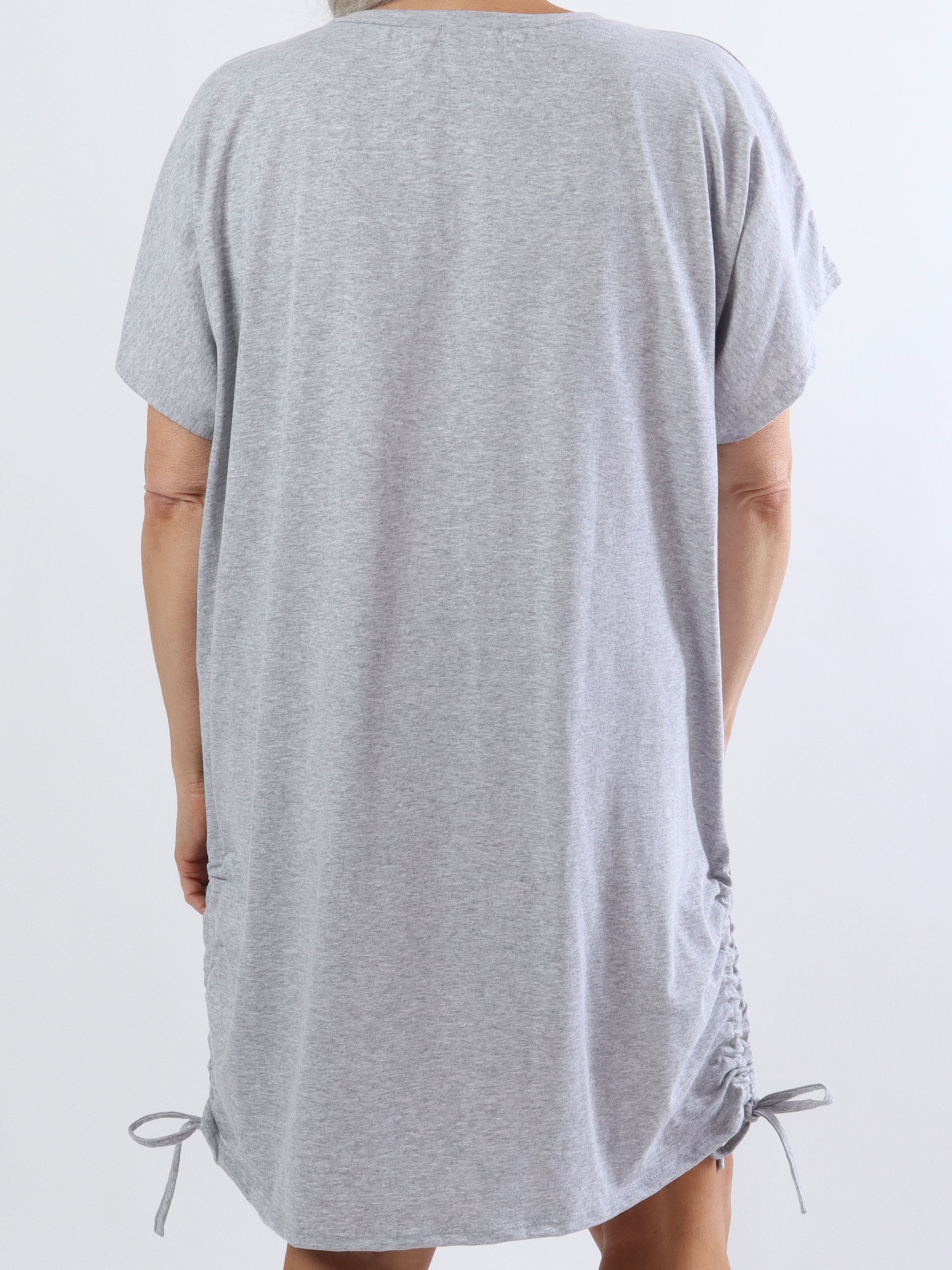 Linnea - Plus size t-shirt klänning med text och spets - Black